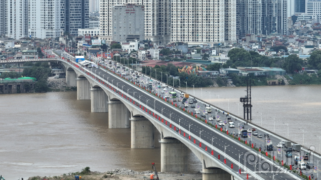 Cầu được thiết kế 53 nhịp, có điểm đầu giao với đường Trần Quang Khải - Nguyễn Khoái - Minh Khai (quận Hai Bà Trưng) và điểm cuối giao đường Long Biên - Thạch Bàn (quận Long Biên). Cầu Vĩnh Tuy 2 đưa vào hoạt động sẽ giảm tải cho cầu Vĩnh Tuy 1, tăng cường lưu thông giữa hai bên bờ sông Hồng.