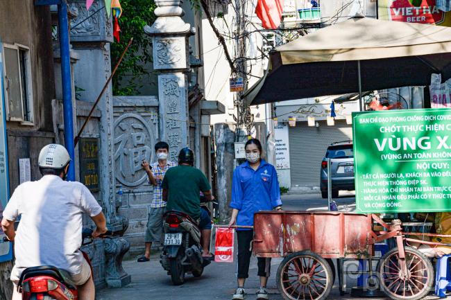 Lực lượng túc trực tại các chốt vùng xanh chia làm 3 ca trực mỗi ngày gồm: từ 5h đến 12h, 12-19h và 19-23h.