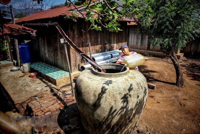   Người dân thôn Tà Nôi, huyện Ninh Sơn tích trữ nước vào chum, vại, bình, can... do hạn hán kéo dài. (Ảnh: TTXVN)  