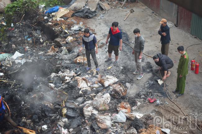 Công an huyện Đông Anh (Hà Nội) cho biết: Vào hồi 7 giờ 15 phút ngày 7/2, Công an huyện Đông Anh nhận được tin báo có một vụ cháy tại bãi phế liệu dưới gầm cầu Thăng Long, ngay sau đó lực lượng chức năng đã báo động xuất 2 xe chữa cháy đến hiện trường, phối hợp cùng 1 xe chữa cháy và 1 xe téc của Đội chữa cháy Khu vực 3 tổ chức cứu chữa. Sau khoảng 10 phút, đám cháy đã được khống chế và sau khoảng 50 phút đám cháy được dập tắt hoàn toàn. Vụ cháy không gây thiệt hại về người, nhưng nhiều tài sản của người dân và vật dụng đường sắt, cây cầu Thăng Long, dây cáp trên cầu... đã bị thiêu rụi