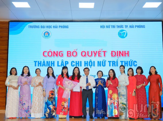 Công bố quyết định thành lập Chi hội Nữ tri thức Trường Đại học Hải Phòng