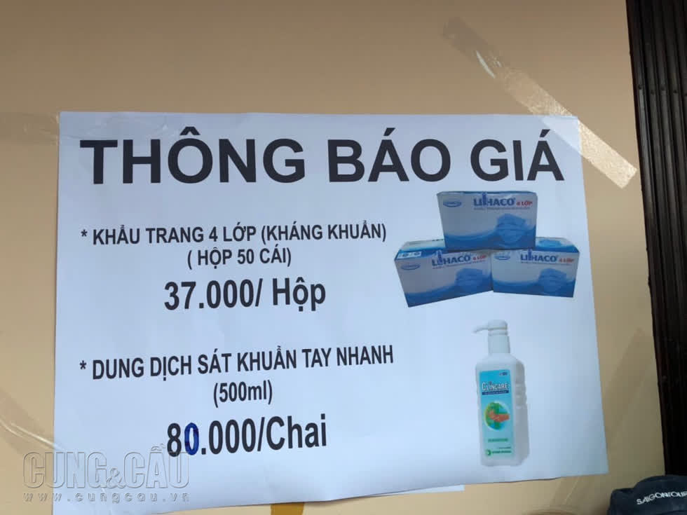                             Hàng trăm người xếp hàng chờ mua khẩu trang, nước rửa tay với giá cực rẻ.        