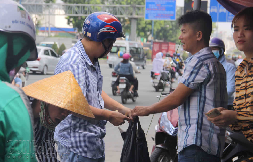 Cá tầm vùng lũ bán tại TP.HCM được tiêu thụ hết trong hôm nay