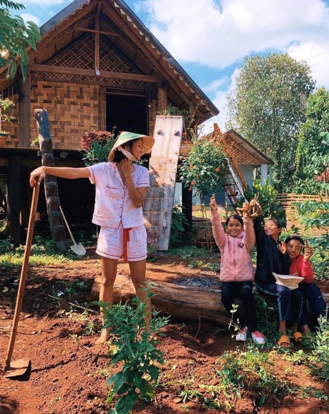 Vườn rau xanh mướt ở quê nhà của H'Hen Niê: Bắp cải, cà chua, đậu đũa... chen chúc, cứ bước ra là có đồ ăn