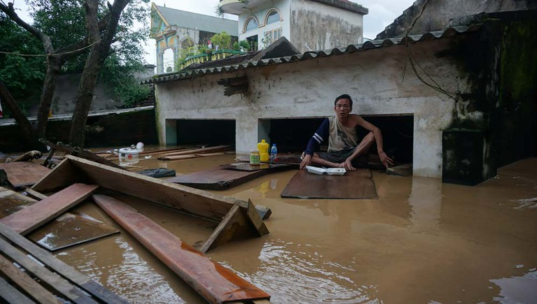 Mưa lũ phá vỡ nhiều căn nhà của các hộ dân.