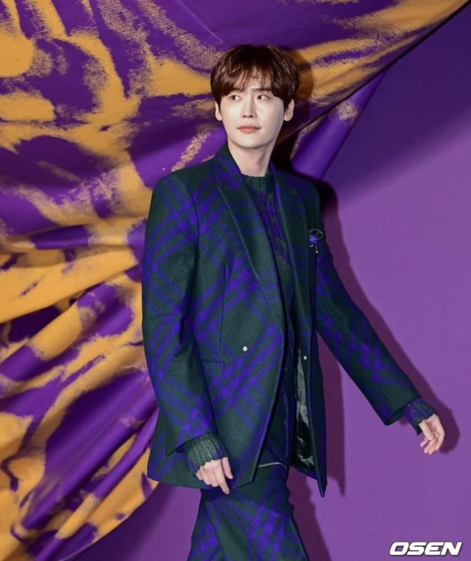 Lee Jong Suk đầy lịch lãm, bảnh bao trong bộ suit phối kẻ cổ điển, ghi điểm với đôi chân dài miên man cùng làn da trắng sáng