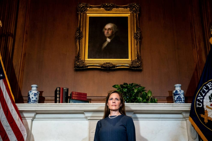 Thẩm phán Amy Coney Barrett, người do ông Trump đề cử để thay thế cho cố thẩm phán Ruth Bader Ginsburg. Ảnh: Reuters