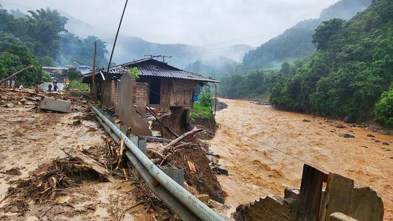 Áp thấp nhiệt đới trên Biển Đông sẽ đổ bộ Đà Nẵng - Quảng Ngãi - Ảnh 3.