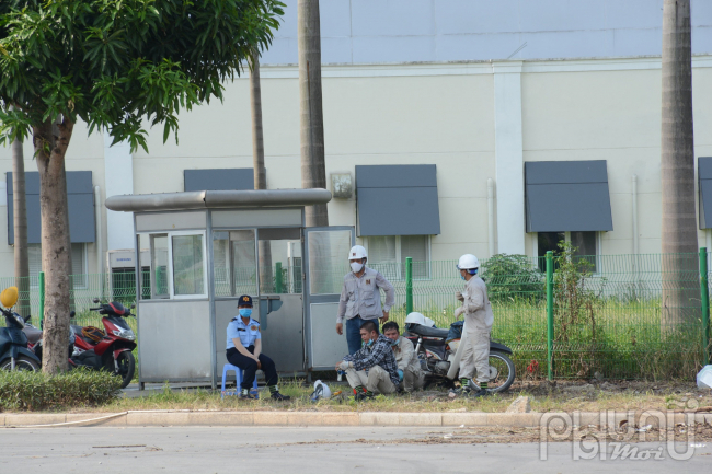 Công nhân vừa làm vừa phải chạy nắng.