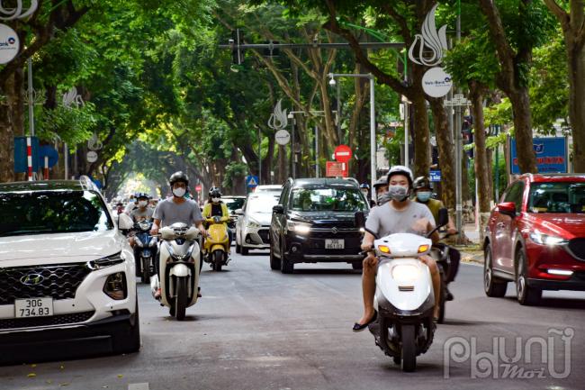 Không còn chốt chặn, người dân đổ ra đường mỗi lúc một đông tại đường Phan Đình Phùng.