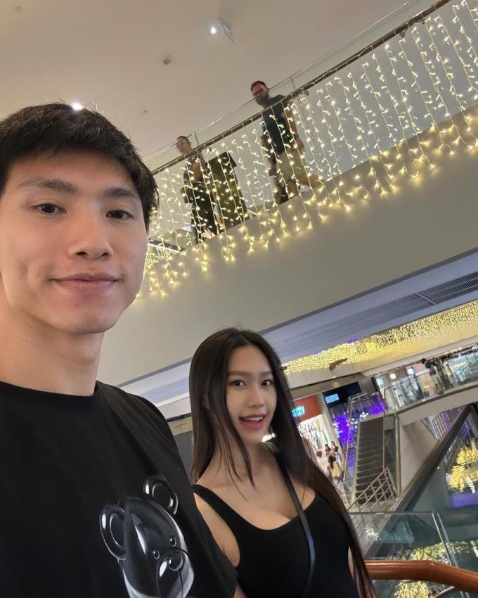 Đôi trai tài gái sắc khiến người qua đường chú ý khi chụp ảnh selfie cùng nhau