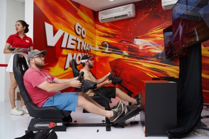 Người dân Sài Gòn hào hứng đua thử F1 tại Vietnam Motor Show