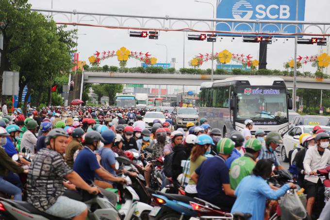 TP.HCM: Hàng nghìn phương tiện nối đuôi nhau rời thành phố, người dân mệt mỏi vì cảnh kẹt xe kéo dài