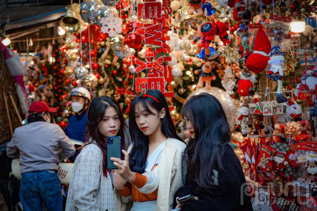 Thời điểm này cũng là dịp mọi người hào hứng kéo nhau lên phố để có những bức hình xinh xắn. 