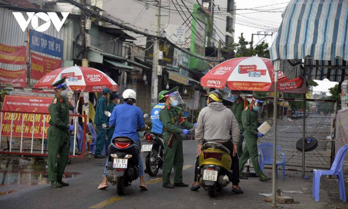 Chốt kiểm soát tại khu vực giao nhau giữa Phường 28 và Phường 27 quận Bình Thạnh.