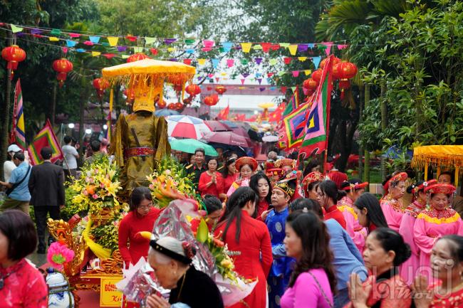 Đông đảo bà con đội mưa vào Lăng Văn Sơn thăm hương