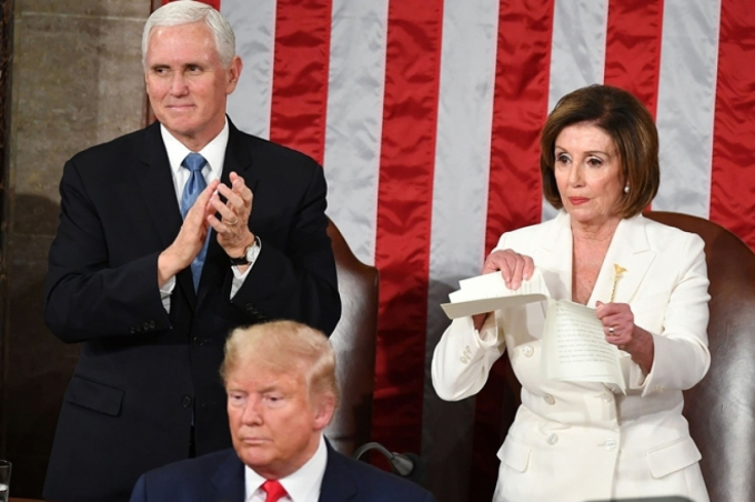 Chủ tịch Hạ viện Mỹ Nancy Pelosi xé bản sao thông điệp liên bang của Tổng thống Trump. Ảnh: Getty Images