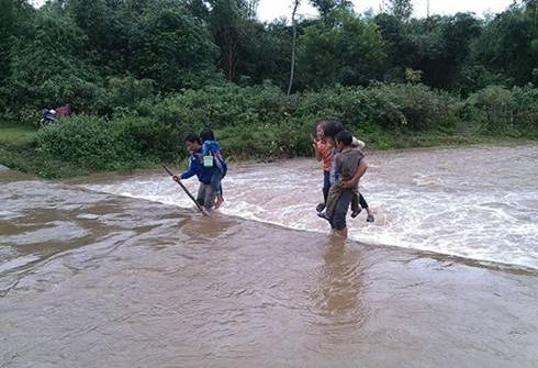 Thầy giáo cõng học sinh vượt lũ để đến lớp an toàn.