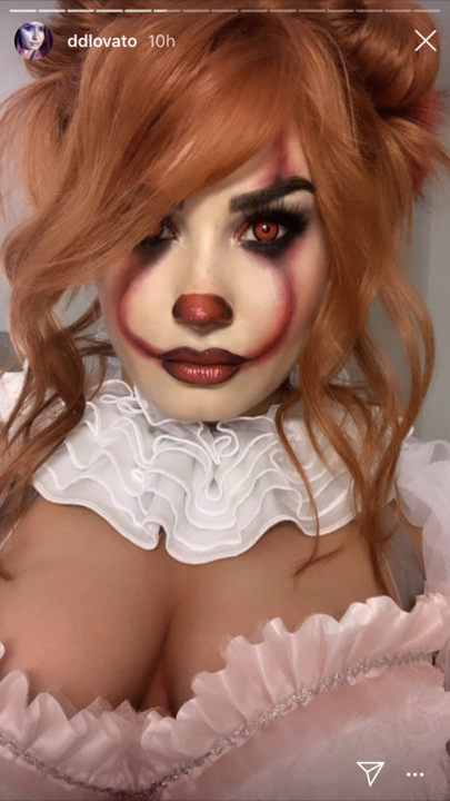   Demi Lovato là một chú hề Pennywise.  