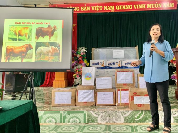   PGS.TS. Lê Thị Thúy, Ủy viên Ban Thường vụ, Trưởng Ban KHCN Hội Nữ trí thức Việt Nam  tập huấn nâng cao kiến thức kỹ thuật chăn nuôi bò sinh sản, gà, ngan cho phụ nữ xã Nậm Lạnh   