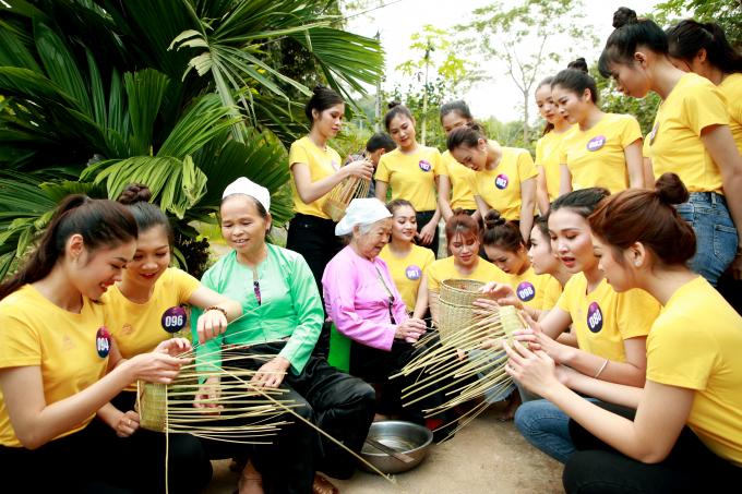 Thí sinh Người đẹp xứ Mường 2019 khoe sắc trong tà áo dài truyền thống