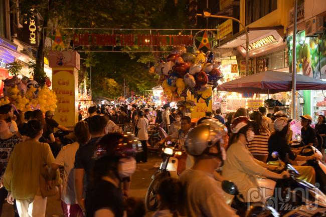 Các phương tiện giao thông bị cấm từ đầu đường Hàng Mã - Hàng Gà để tránh ùn tắc.