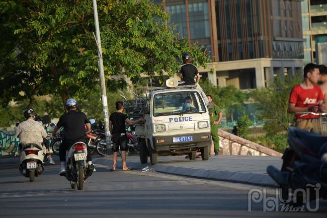 Lực lượng chức năng phường Quảng An, quận Tây Hồ đã có phải mang theo rào chắn, ngăn người dân đổ về khu vực hồ.