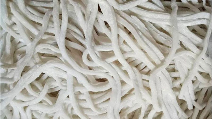 Bánh canh được làm thủ công.