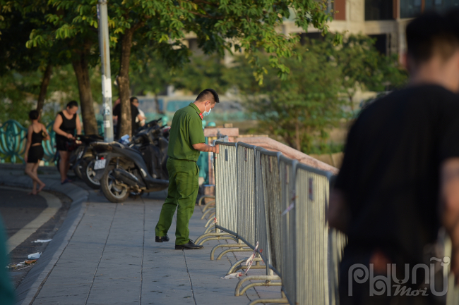 Bãi tắm tự phát ven Hồ Tây bị giải tán nhanh chóng