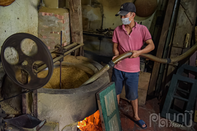 Sau khi thóc đã rang chín vừa tầm sẽ được hút ra để chuẩn bị cho khâu tiếp theo. Công đoạn này khá vất vả vì hơi trong lò bốc ra rất nóng nực.