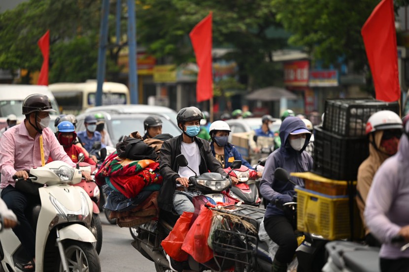 Người dân các thành phố lớn bắt đầu về quê dịp lễ 30/4 - Ảnh 11.