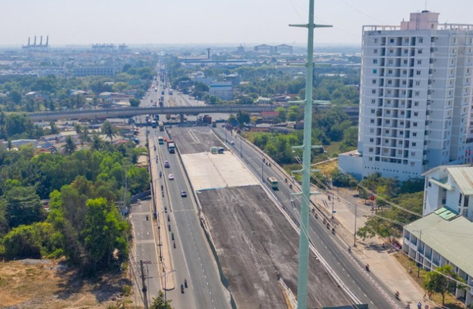   Dự án mở rộng đường Đồng Văn Cống và cầu Mỹ Thủy 3 cũng sẽ hoàn thành trong năm 2022. Cầu Mỹ Thuỷ 3 (thuộc dự án nút giao Mỹ Thuỷ) có tổng mức đầu tư gần 57 tỉ đồng, dài 325 m, trong đó phần cầu dài 75 m chia làm hai nhánh, mỗi nhánh rộng 12 m. Dự án mở rộng đường Đồng Văn Cống (từ cầu Giồng Ông Tố 2 đến nút giao Mỹ Thuỷ) mở rộng mặt đường thêm 7 m, tăng thêm 2 làn xe lưu thông mỗi bên. Công trình có vốn đầu tư 42 tỉ đồng, khi hoàn thành đường Đồng Văn Cống sẽ có 10 làn xe ô tô và 2 làn xe máy lưu thông.  