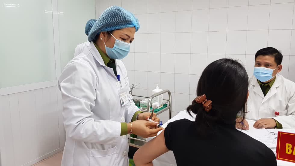 Tiêm nhắc vaccine COVID-19 liều 25mcg cho người tình nguyện.