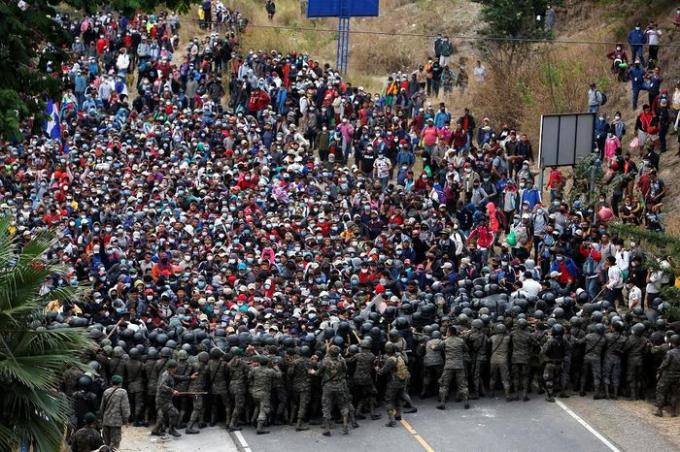   Quân đội và cảnh sát Guatemala chặn người di cư, gây ra cuộc ẩu đả. Ảnh: Reuters.  