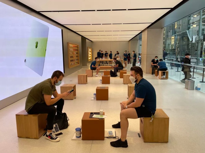 Bên trong Apple Store Sydney, mọi người được yêu cầu giữ khoảng cách an toàn. Ảnh: Daniel Van Boom.