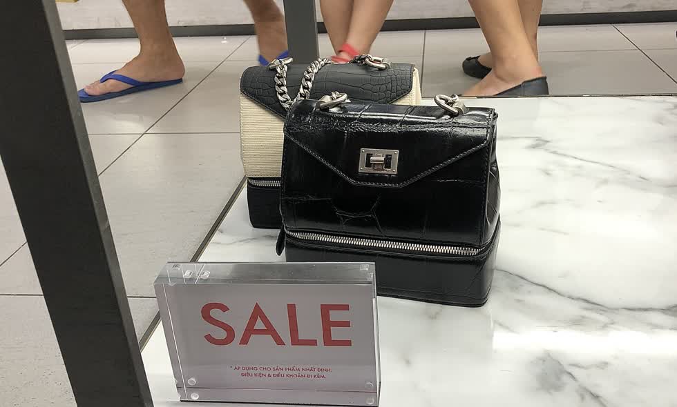 Các sản phẩm quần áo, túi xách thương hiệu như Adidas, Charles & Keith,... giảm từ 10 - 50%.