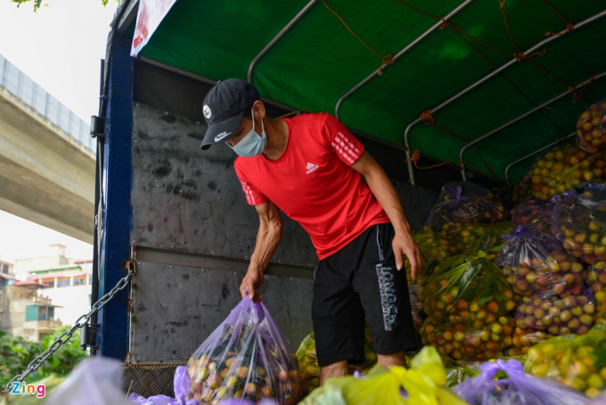           Kể từ ngày 25/4, nhóm đã bán hơn 29 tấn vải thiều. Chị Thủy cho biết vải được vận chuyển từ huyện Tân Yên, tỉnh Bắc Giang, đạt tiêu chuẩn VietGAP và thường được xuất khẩu sang thị trường Trung Quốc. 