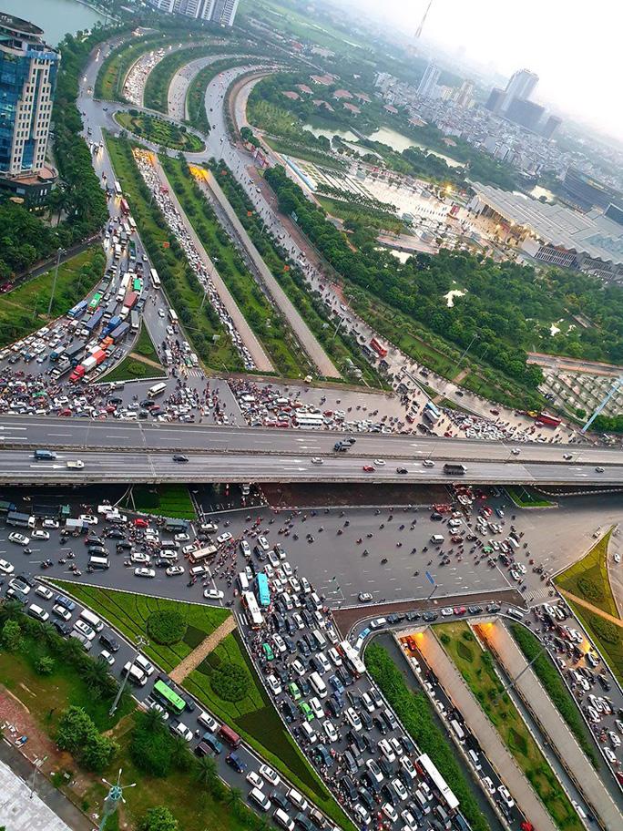 Mưa giông làm đổ hàng loạt cây trên phố Hà Nội, 1 nam thanh niên tử vong