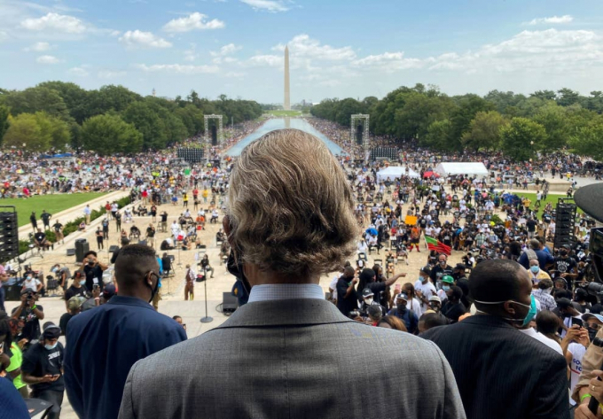 Linh mục Al Sharpton đến Đài tưởng niệm Lincoln ở Washington ngày 28/8. Ông là  người phát động các cuộc biểu tình Mạng lưới hành động Quốc gia chống lại sự phân biệt chủng tộc và sự tàn bạo của cảnh sát. Ảnh: Getty Images