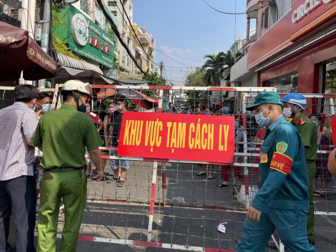 Chùm ca bệnh ở sân bay Tân Sơn Nhất không có triệu chứng, nhiều trường hợp đã có kết quả xét nghiệm âm tính với virus SARS-CoV-2 rất nhanh sau một thời gian ngắn được cách ly điều trị tại bệnh viện.