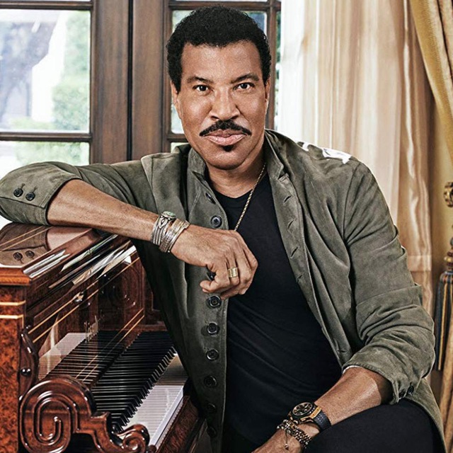 Nam danh ca Lionel Richie.