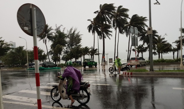 Người đi xe máy trên đường Phạm Văn Đồng, Nha Trang bị xô ngã.