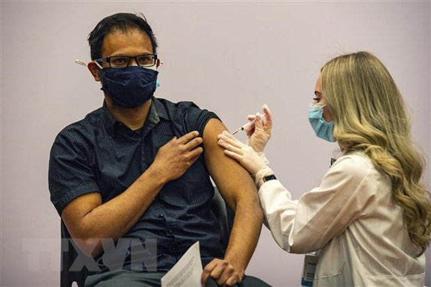 Nhân viên y tế tiêm vaccine ngừa COVID-19 cho người dân tại Hartford, Connecticut, Mỹ ngày 3/3/2021. (Ảnh: AFP/TTXVN)