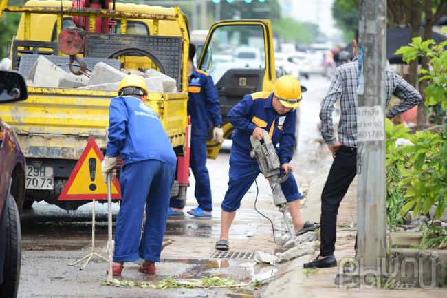 Khoan mở rộng các lỗ thoát nước rộng thêm.