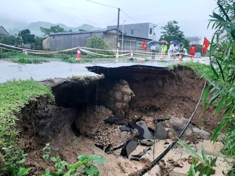 Mưa lũ gây sạt lở trên quốc lộ 32, khiến giao thông trên tuyến này ách tắc cục bộ. Ảnh: báo Nhân Dân