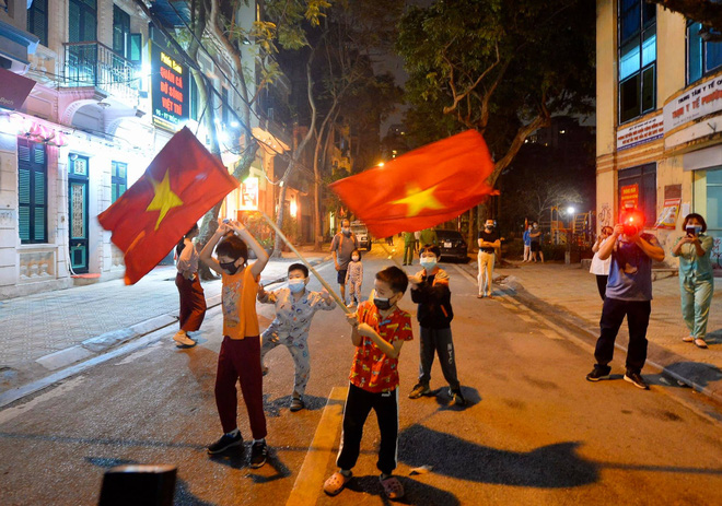 Niềm hân hoan, vui vẻ thể hiện rõ trên gương mặt của người dân, các em nhỏ sinh sống tại con phố này.