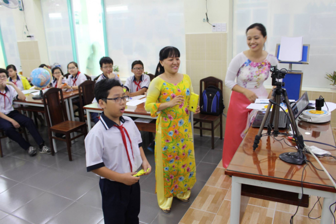 Học sinh đang tham gia kết nối trực tuyến với một lớp học ở quốc gia khác thông qua công nghệ của Microsoft.