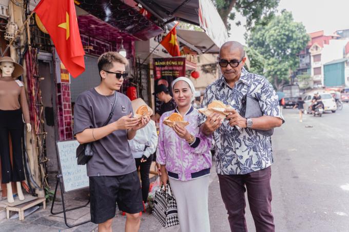 Vương Khánh giới thiệu món bánh đồng xu đang được yêu thích.