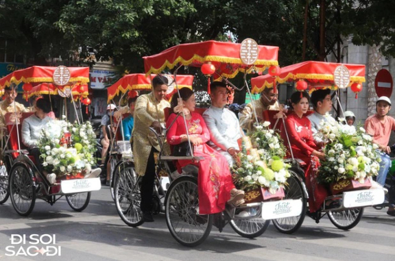 Gia đình Văn Hậu di chuyển bằng xích lô. (Ảnh: An Đông).