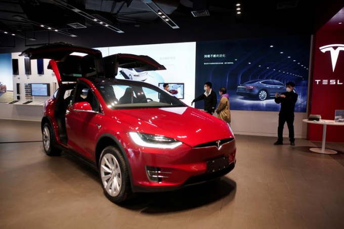 Triển lãm trưng bày Tesla tại Vũ Hán bắt đầu xuất hiện bóng dáng con người (Ảnh: Reuters/ Aly Song).